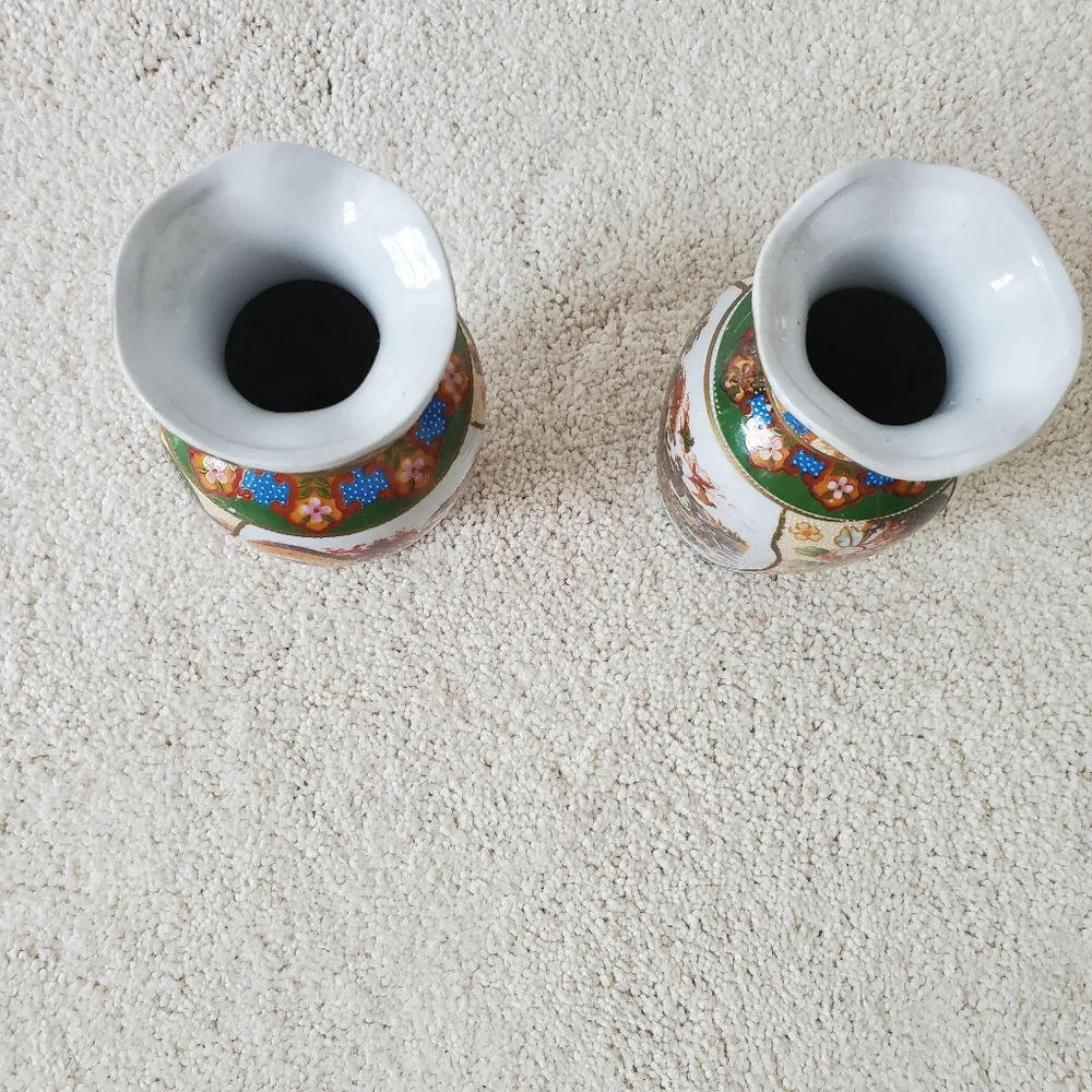 Vintage Pair of Asian Vases with scalloped top - Set of 2